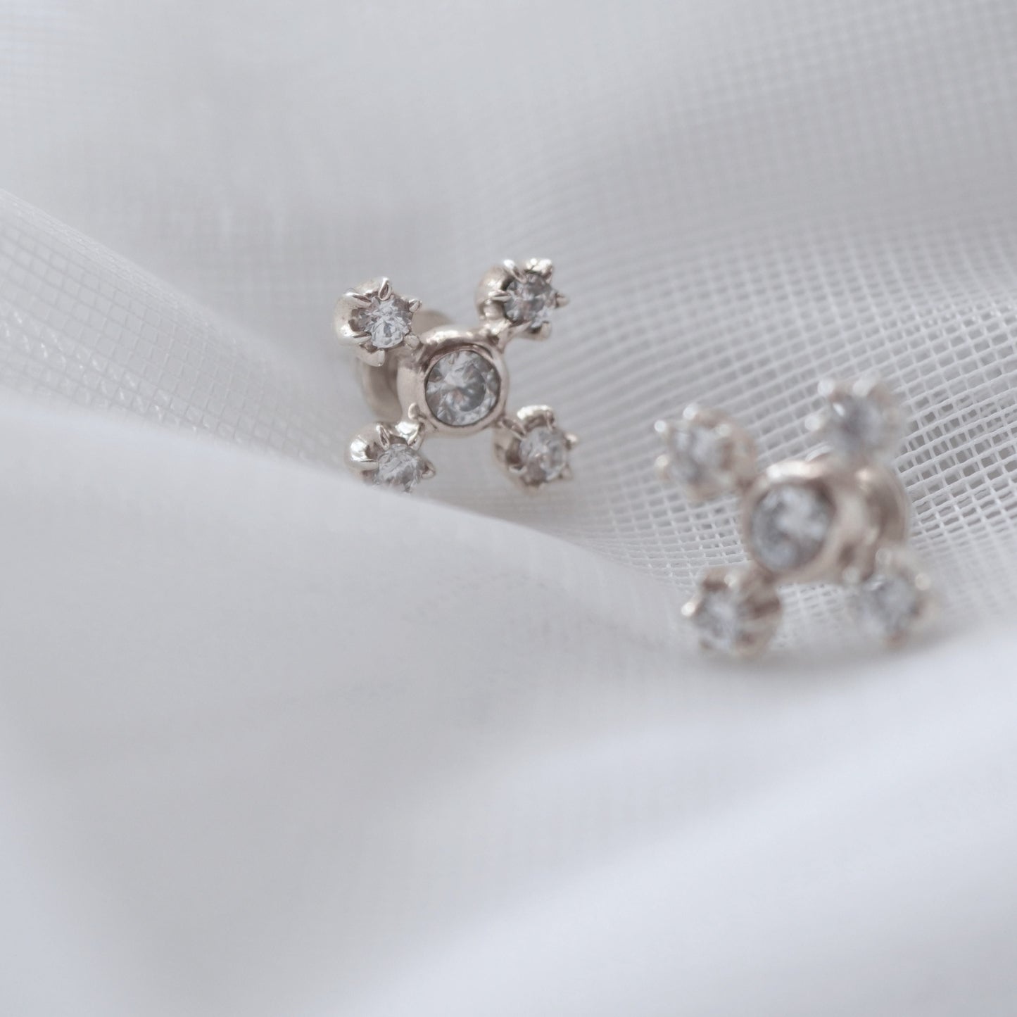 六本立爪 クロスピアス