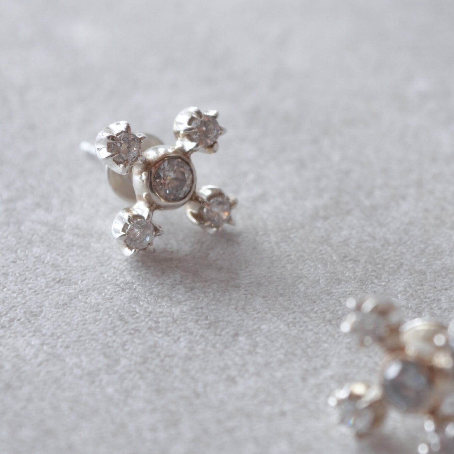 六本立爪 クロスピアス