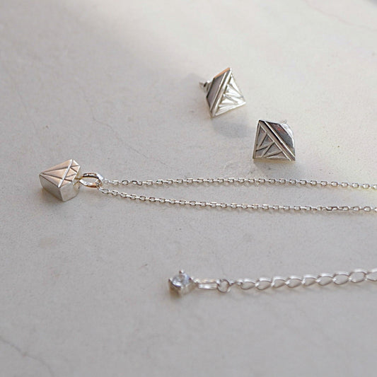 立体 ダイヤモンドモチーフ・ネックレス