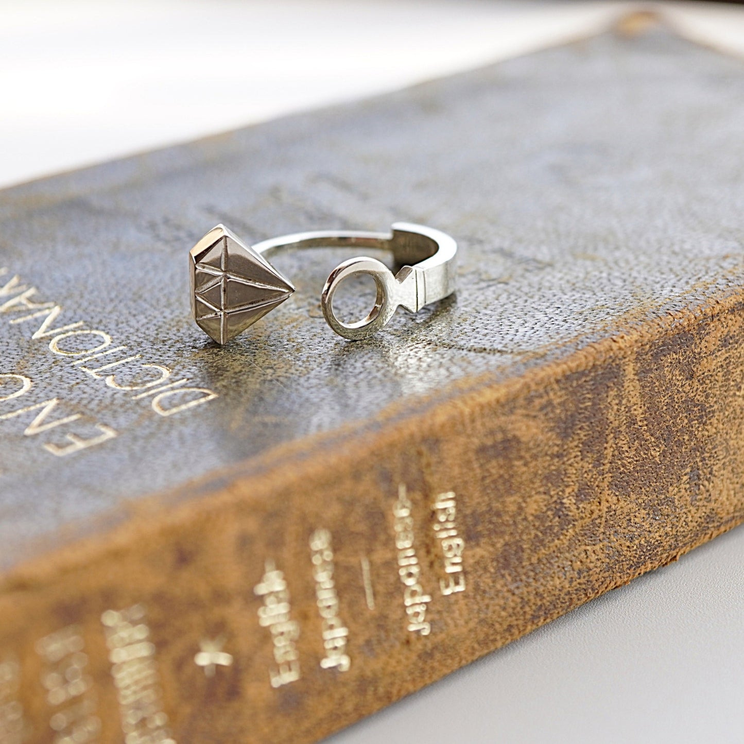 立体 ダイヤモンドモチーフ・リング